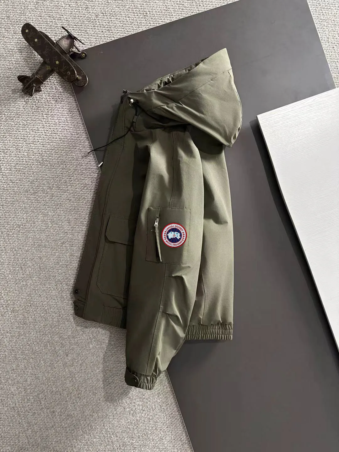 Two-day delivery time P960 Big Goose 🔥🔥 High-end customization 2025 winter official website's latest popular down jacket. Original custom-made hardware accessories for customers, all imported and original customization. Welcome to compare at the counter. Absolutely high quality. Use top-grade 90 white goose down. Super soft. Filled with fluffy and full feathers. Super heavy work. Fabric workmanship is excellent. The version is super perfect. Note⚠The fabric is super comfortable. Exclusive model. High-end quality. A must-have warm and protective artifact in winter. Size: M-3XL